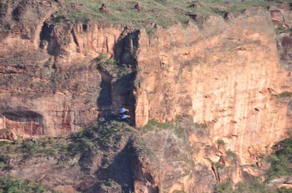 Casal de araras faz um voo espetacular sobre a Chapada dos Guimarães, em Mato Grosso